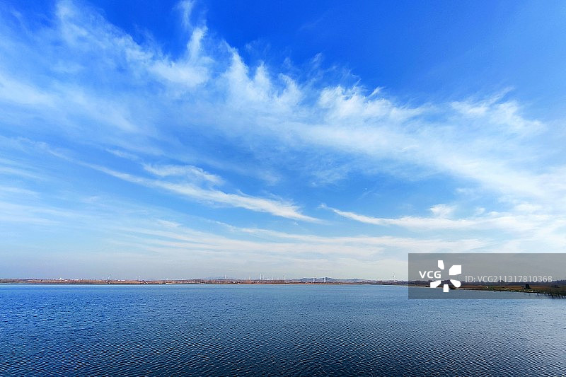 蓝色的天空和湖水图片素材