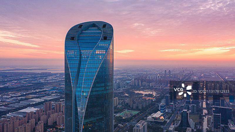 苏州工业园区江苏第一高楼，苏州国际金融中心日出。图片素材