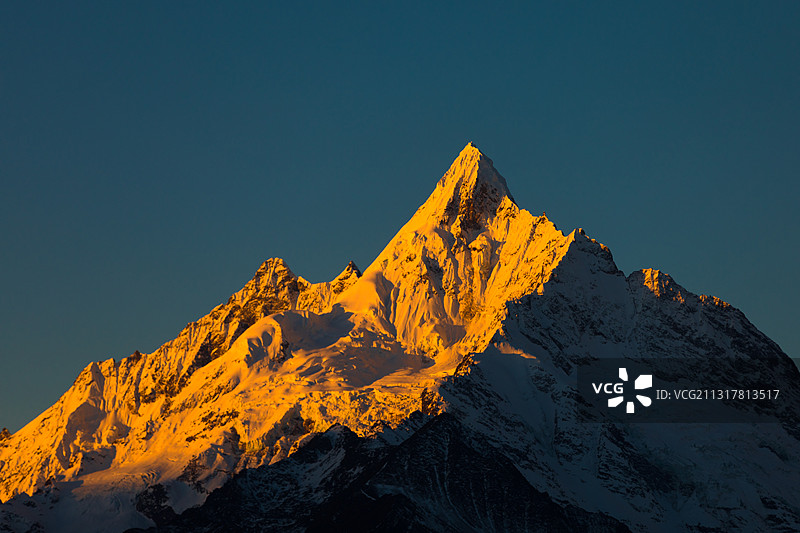 晨光洒满尖锋雪山图片素材