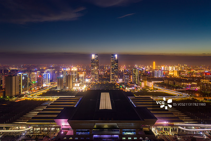 亚洲中国河南省郑州市郑州东站建筑航拍视角夜景图片素材
