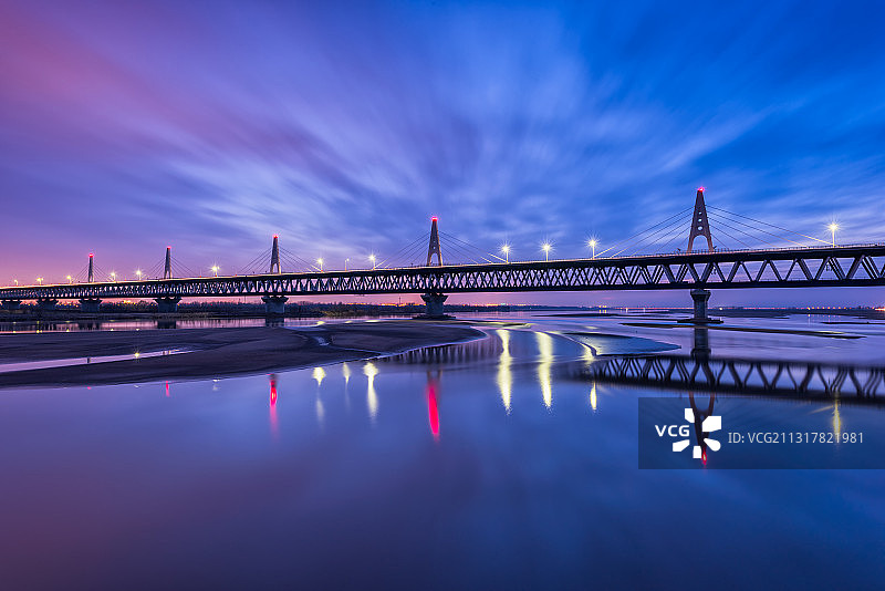 亚洲中国河南省郑州市郑新黄河大桥夜景图片素材