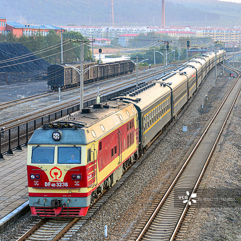 哈尔滨-鹤北K7119次通过朗乡站图片素材