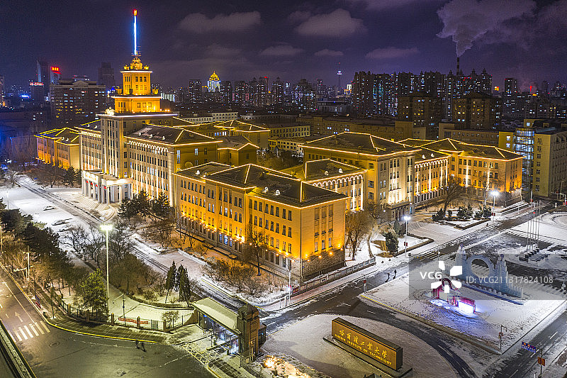 哈尔滨工业大学本部电机楼春节夜景航拍图片素材
