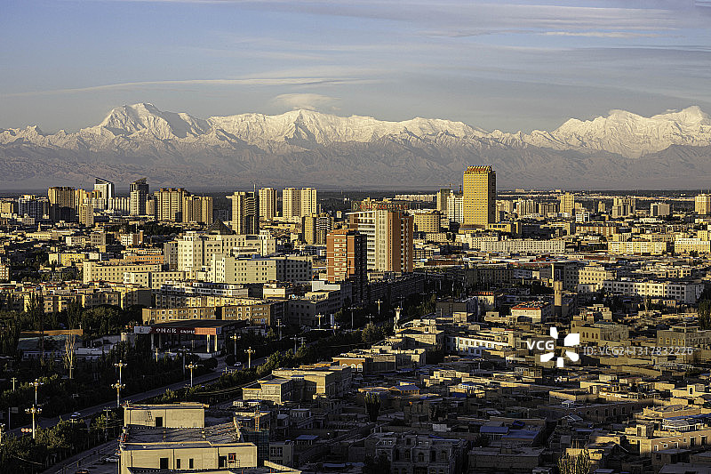 喀什古城远眺雪山图片素材