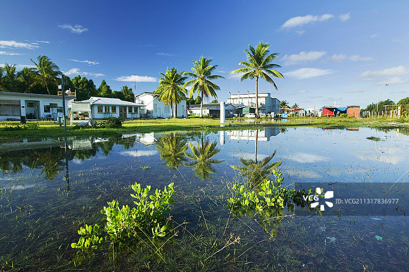 受海水入侵影响，图瓦卢主岛富纳富提环礁在高潮时被淹没。全球变暖导致的海平面上升威胁着这些低洼岛屿的未来。图片素材
