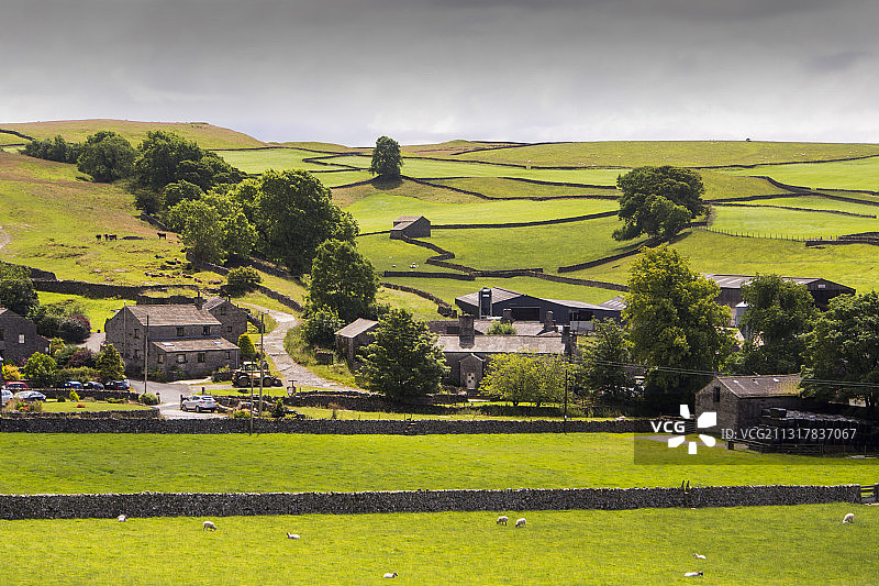 英国约克郡山谷中的费佐尔村庄图片素材