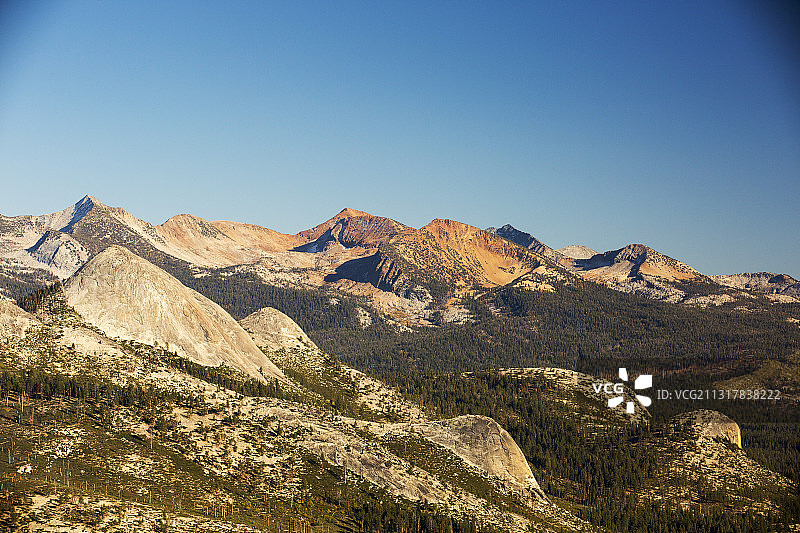 从美国加利福尼亚州优胜美地国家公园哨兵穹丘看到的太平洋山脊步道山脉图片素材