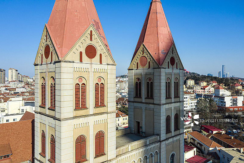 青岛天主教堂钟楼特写图片素材