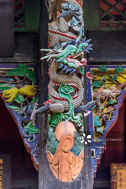 中国四川成都都江堰二王庙主殿的龙柱图片素材