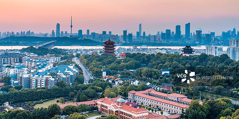 中国湖北武汉黄鹤楼和鄂军都督府高角度风光图片素材