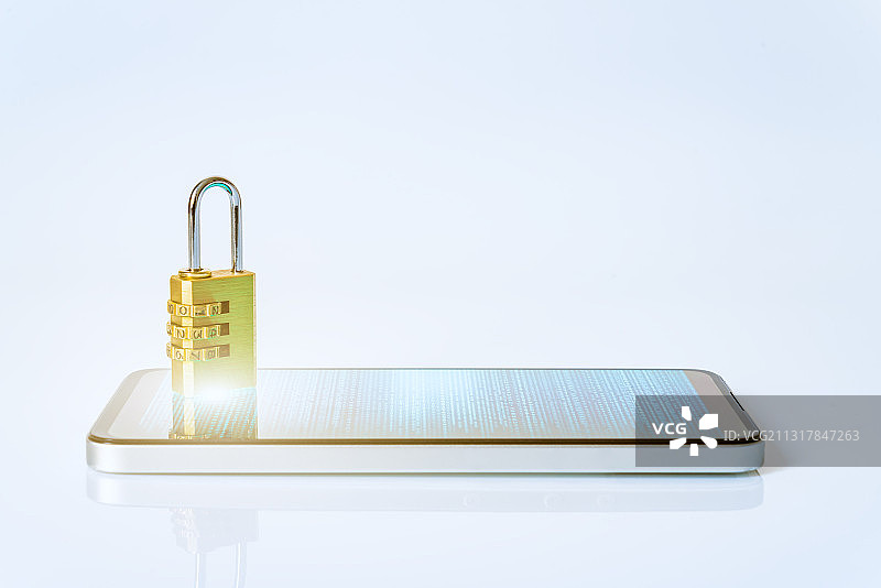 一把锁子放在手机上——个人隐私信息安全概念图片素材