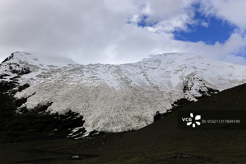 山顶的冰川好像就要倾泻下来了。图片素材