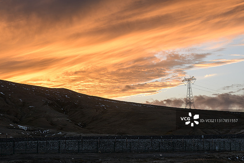 昆仑山口绚烂的晚霞图片素材