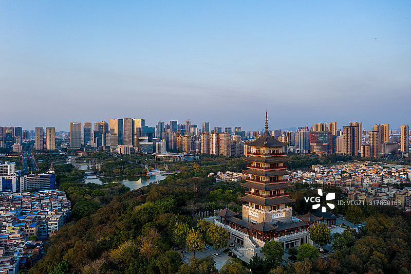 航拍视角下的佛山礌岗塔图片素材