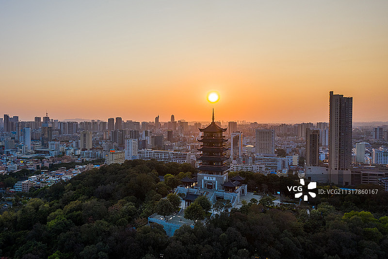 航拍视角下的佛山礌岗塔图片素材