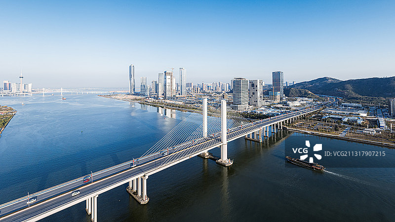 航拍视角下的珠海横琴金融岛-澳门城市天际线全景图片素材