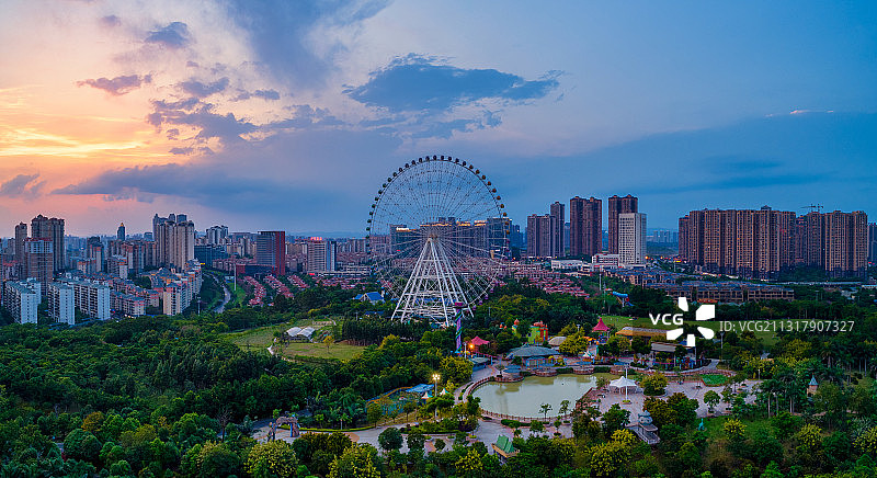 晚霞下的广西南宁市凤岭儿童公园摩天轮图片素材