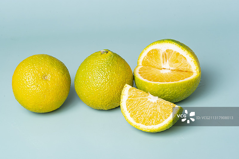 单色背景上摆放的新鲜桔柚特写图片素材