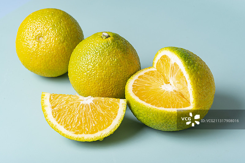 单色背景上摆放的新鲜桔柚特写图片素材