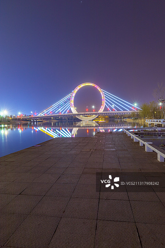 河南郑州市经开区蝶湖公园戒指桥夜景城市风光图片素材