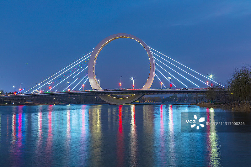 河南郑州市经开区蝶湖公园戒指桥夜景城市风光图片素材