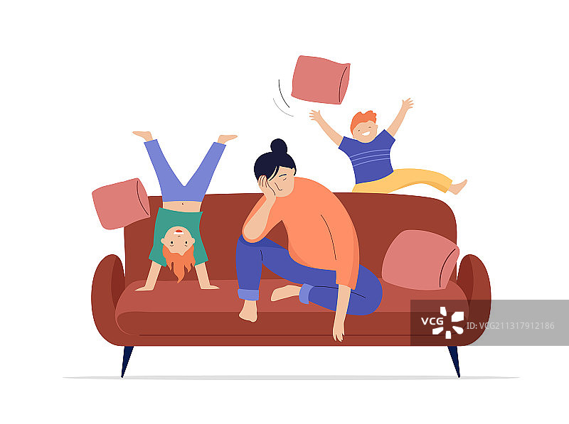 疲惫的母亲坐在沙发上，孩子们玩耍跳跃图片素材