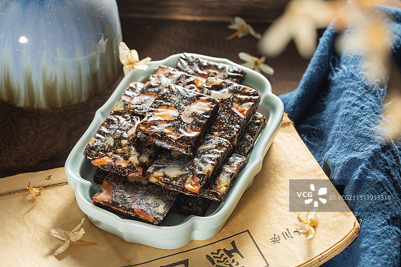 俯拍桌上的阿胶和黄帝内经图片素材