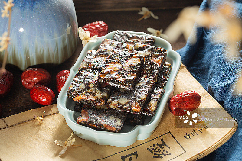 俯拍桌上的阿胶和黄帝内经图片素材