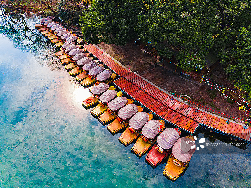 码头停泊的船只整齐排放，碧蓝的湖面图片素材