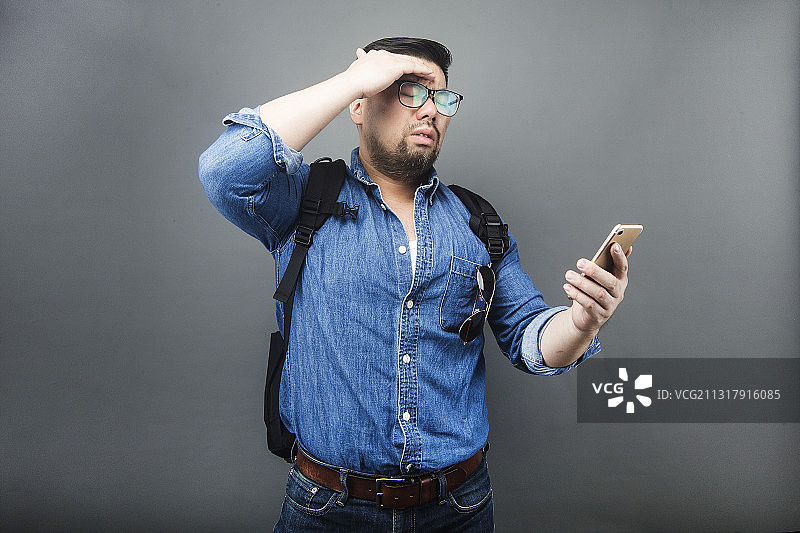 一位正在打电话沟通的男性上班族图片素材