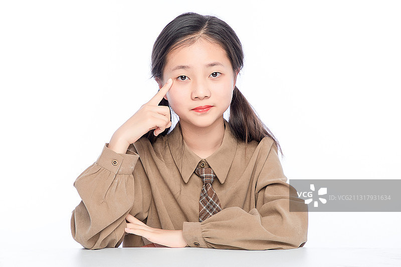 白色背景里，亚洲小女孩的眼睛特写图片素材