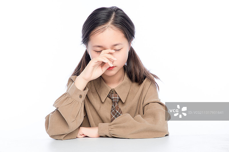 白色背景里，正在揉眼睛的亚洲小女孩图片素材