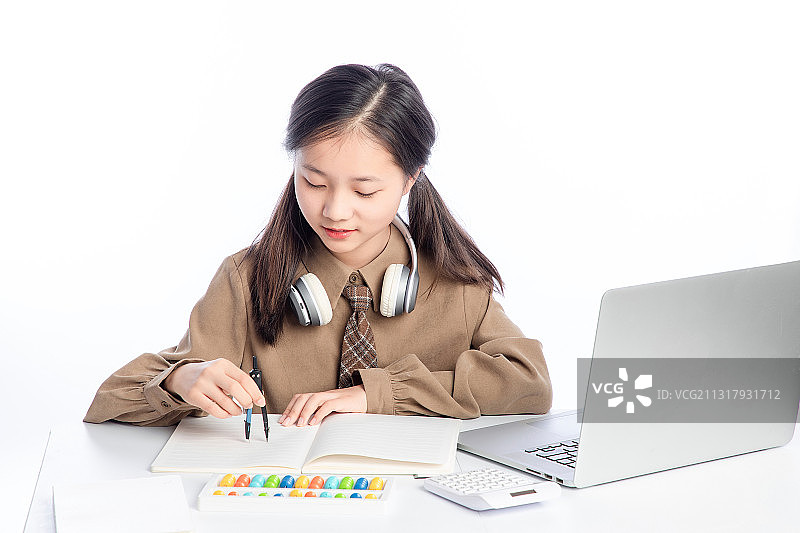 白色背景里，正在接受在线教育的亚洲小女孩图片素材