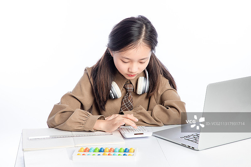 白色背景里，正在接受在线教育的亚洲小女孩图片素材