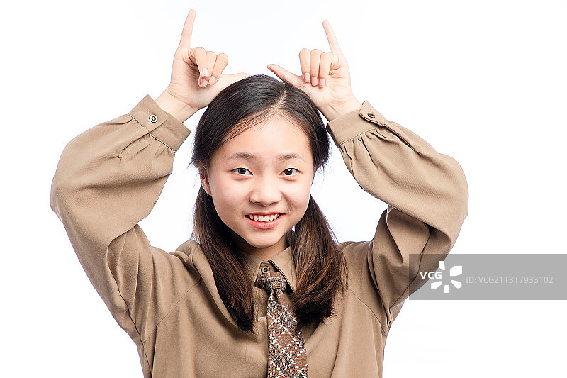 白色背景里，穿着校服的亚洲小女孩图片素材