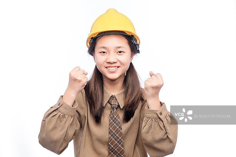 白色背景里，带着安全帽的亚洲小女孩图片素材