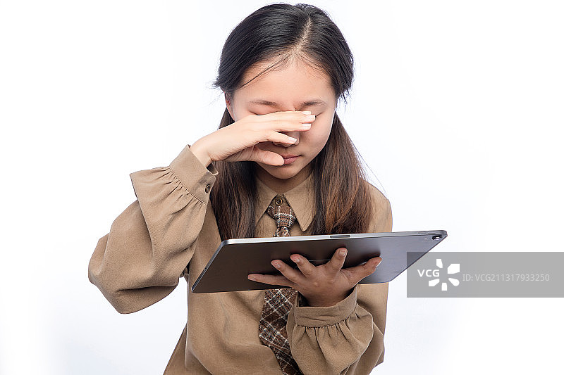 白色背景里，正在使用平板电脑的亚洲小女孩图片素材