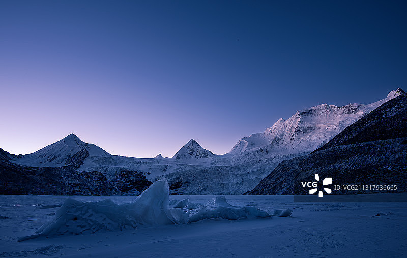 夜晚中的萨普冰川图片素材