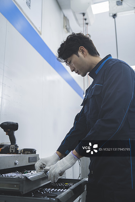 汽车维修中心以维修人员为理念图片素材