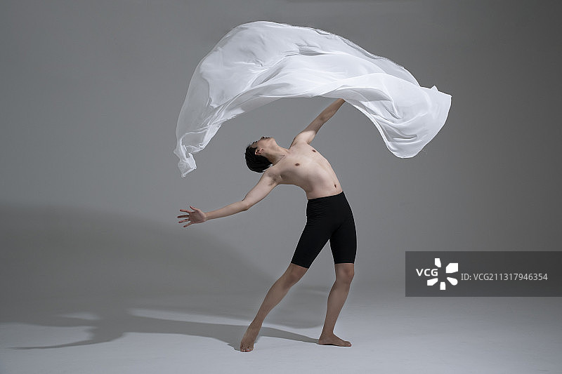 男女情侣现代舞者在白色背景下舞动图片素材