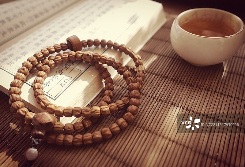 阳光午后，一本书一串佛珠一杯滇红，已经成为一种习惯图片素材