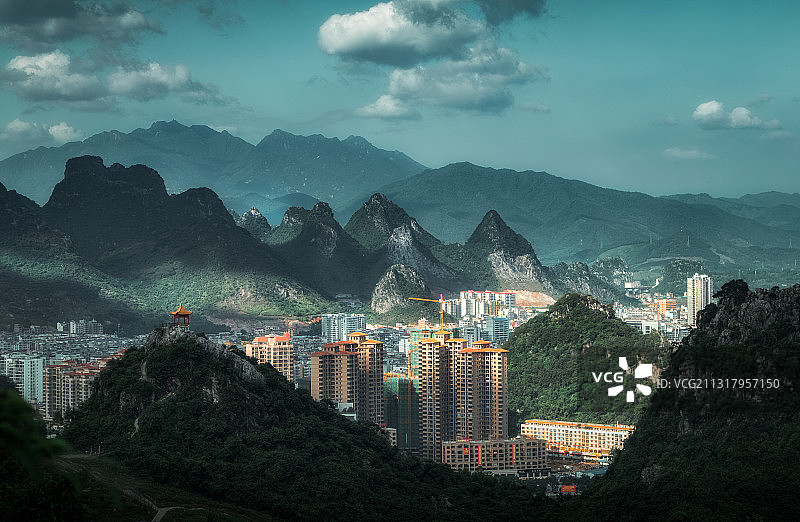 群山之下的城市—贺州市图片素材