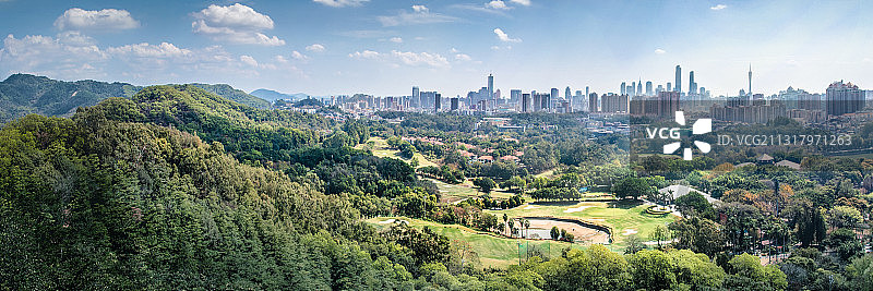青山半入城   广州 白云山图片素材