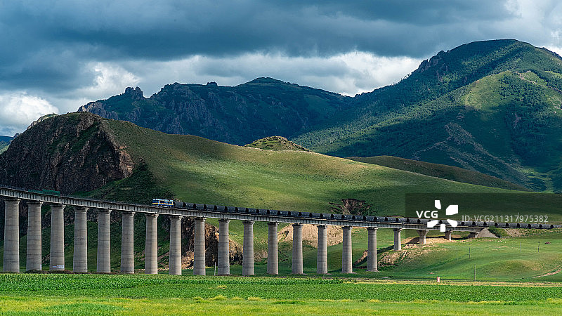 穿行在草原光影中的煤炭列车图片素材