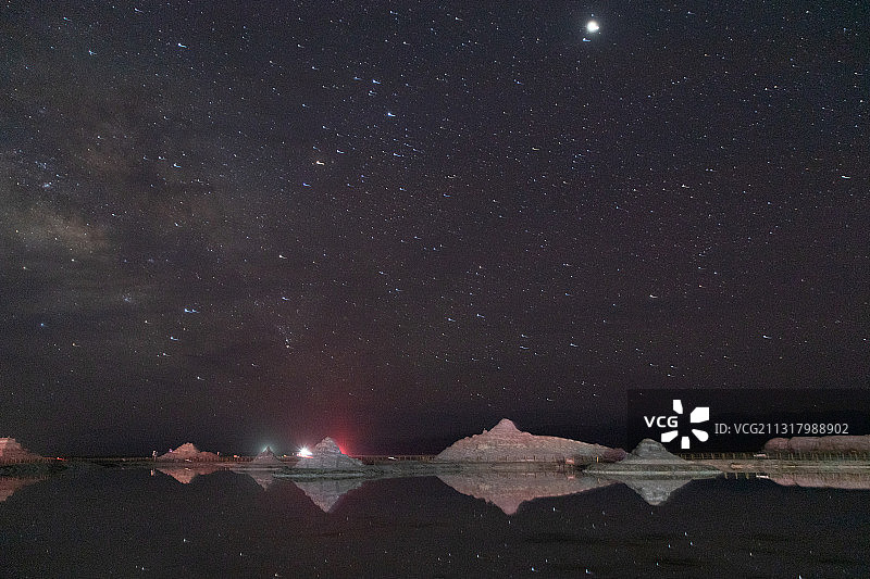 青海 海西 茶卡盐田 盐湖 西北 天空之镜 雪山 平原图片素材