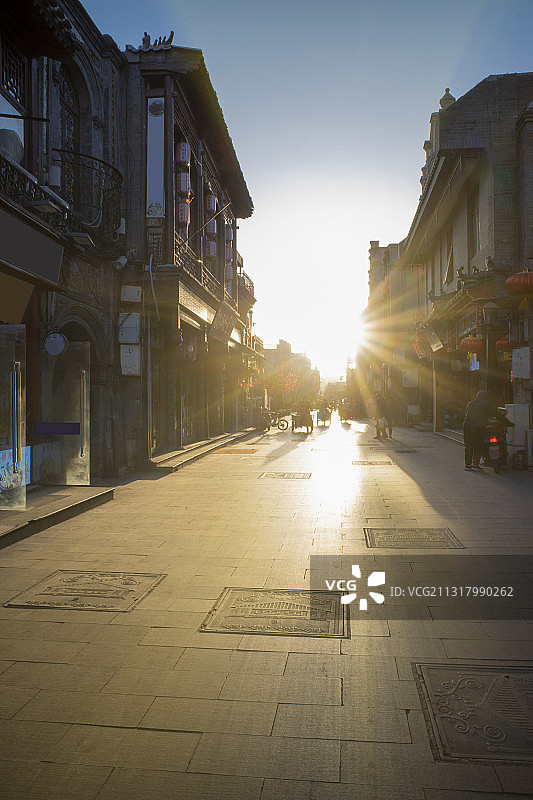 北京春节胡同街景夕阳璀璨光影图片素材