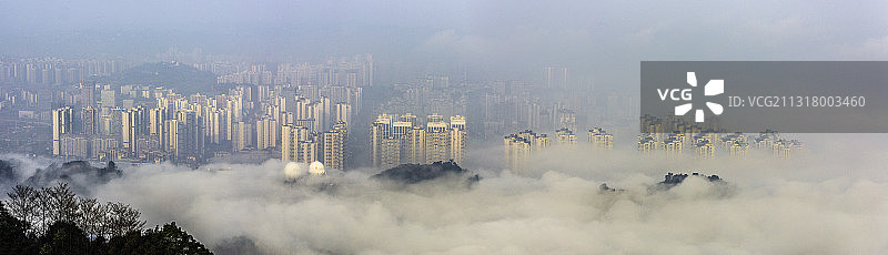 云雾中的宜宾城图片素材