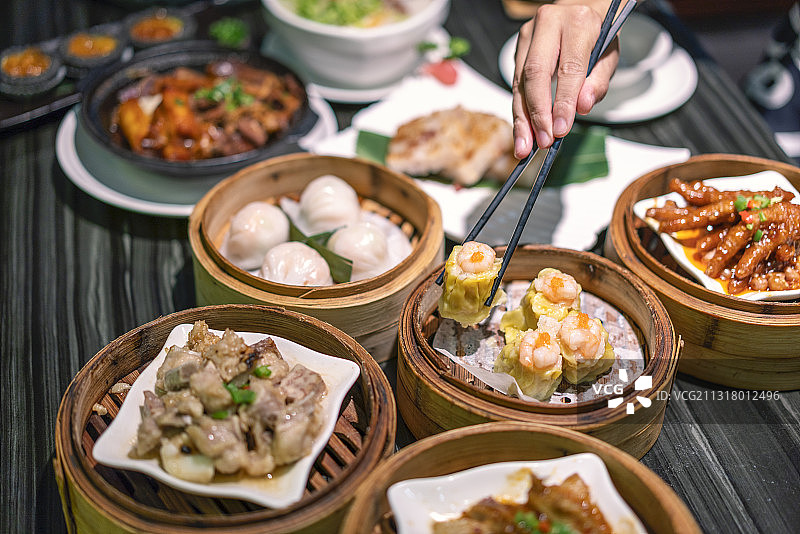 餐桌上各式各样的港式点心图片素材