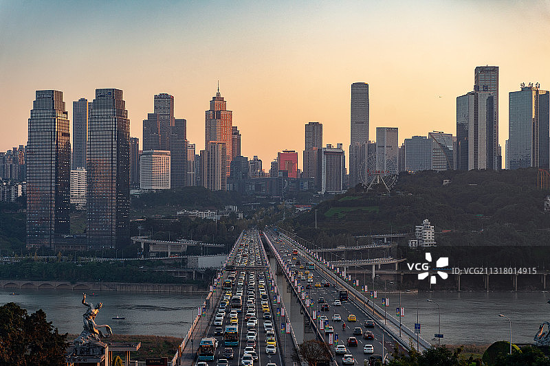 黄昏时分的重庆市南岸区天际线图片素材