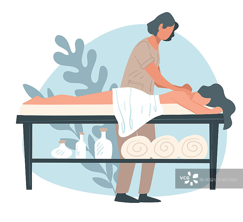 在水疗中心或专业美容院进行的背部按摩图片素材